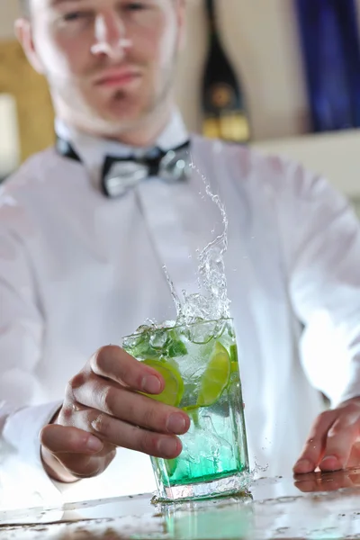 Pro barman bereiden coctail drankje op partij — Stockfoto