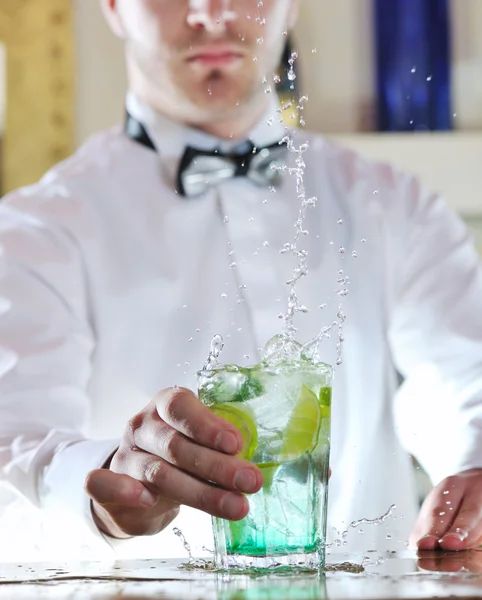 Pro barmen partisi içki kokteyl hazırlamak — Stok fotoğraf