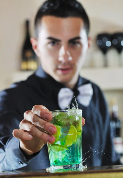 Pro barman prepare coctail drink on party — Stock Photo, Image