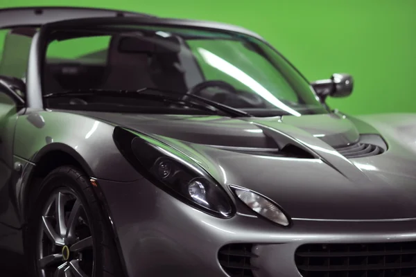 Sport bil med grön bakgrund — Stockfoto