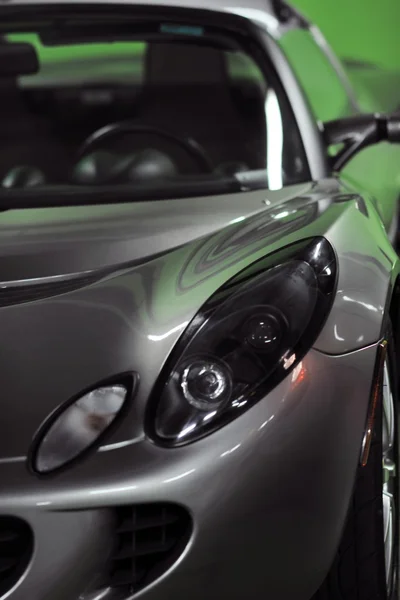 Спортивный автомобиль с зеленым фоном — стоковое фото