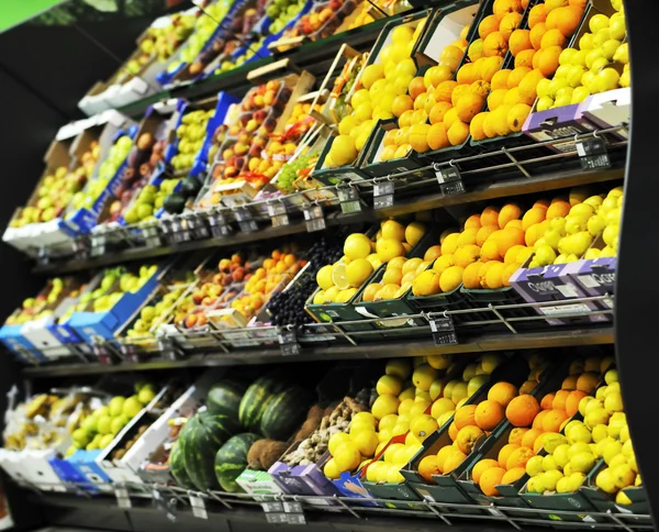 Frutas e produtos hortícolas frescos no mercado do supe — Fotografia de Stock