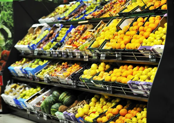 Färsk frukt och grönsaker inom supe marknaden — Stockfoto