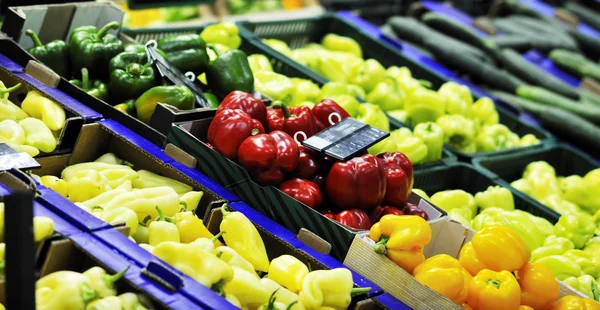 Frutas e produtos hortícolas frescos no mercado do supe — Fotografia de Stock