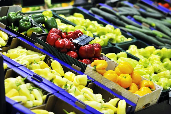 Frutas y hortalizas frescas en el mercado supe —  Fotos de Stock