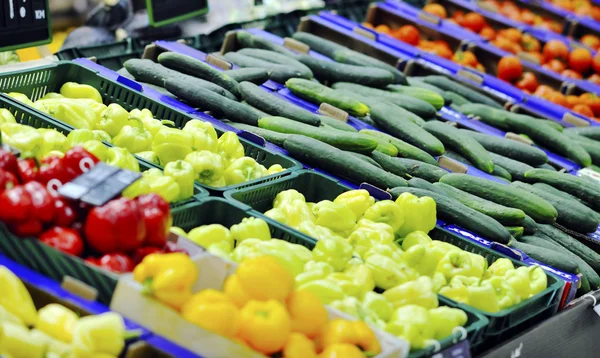 Frutas e produtos hortícolas frescos no mercado do supe — Fotografia de Stock