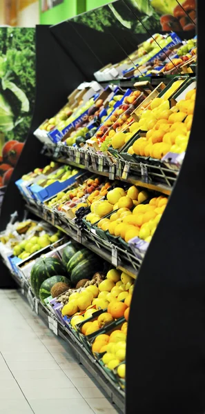 Čerstvé ovoce a zelenina v supe trhu — Stock fotografie
