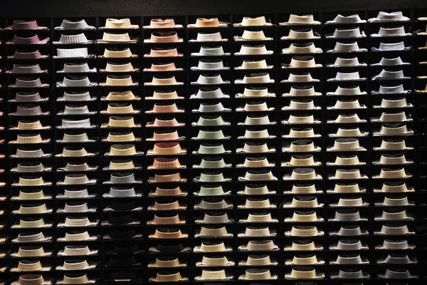 Мужские рубашки в витрине магазина — стоковое фото