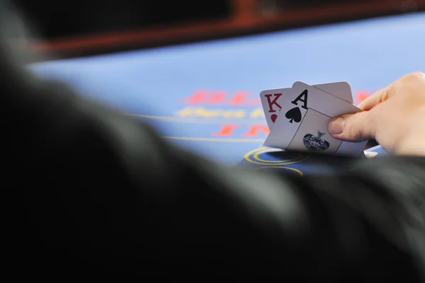 Женщина играет в карты блэкджек в казино — стоковое фото