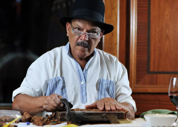 럭셔리 수 제 쿠바 담배를 만드는 남자 — 스톡 사진