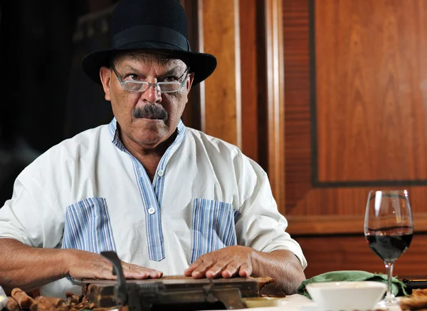 Uomo che fa lusso fatto a mano cigare cubano — Foto Stock