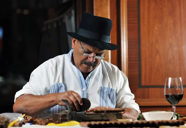 럭셔리 수 제 쿠바 담배를 만드는 남자 — 스톡 사진