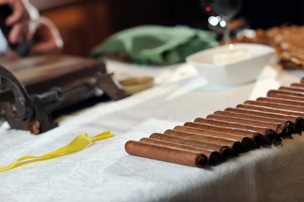 Man making luxury handmade cuban cigare — Stockfoto