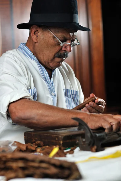 Homem fazendo luxo artesanal cigarro cubano — Fotografia de Stock