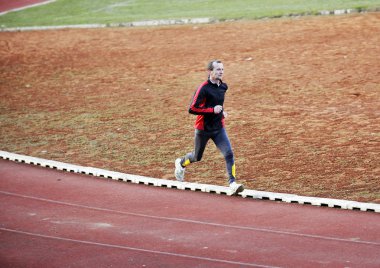 Atletizm yolda çalışan yetişkin adam