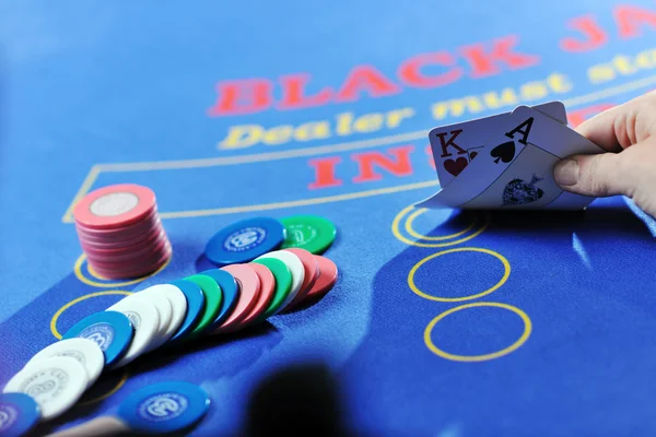 Vrouw spelen Blackjack kaartspel in casino — Stockfoto