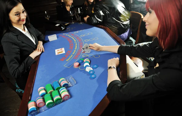 Vrouw spelen Blackjack kaartspel in casino — Stockfoto