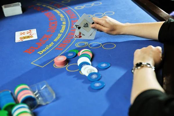 Žena hry black jack karetní hra v kasinu — Stock fotografie