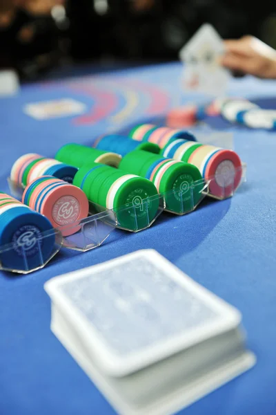 Žena hry black jack karetní hra v kasinu — Stock fotografie