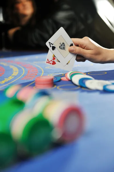 Mujer jugar negro jack juego de cartas en el casino — Foto de Stock