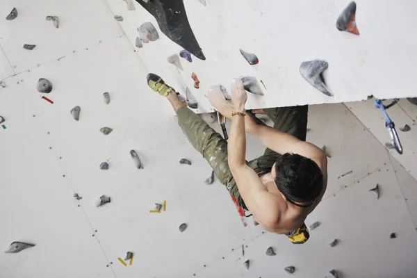 Man utöva idrotten klättring — Stockfoto