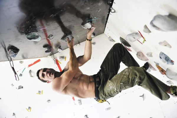 男人锻炼运动攀登 — 图库照片