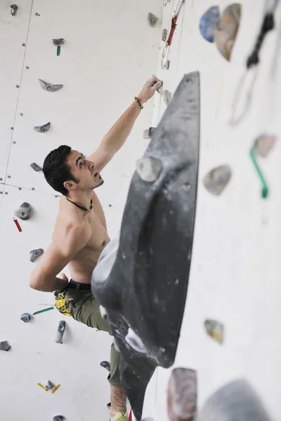 Man utöva idrotten klättring — Stockfoto