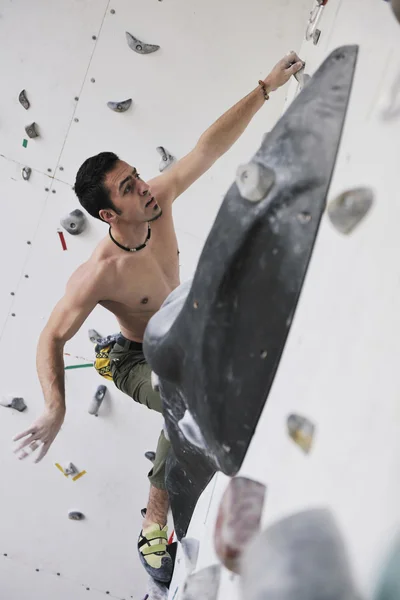 Hombre ejercicio deporte escalada — Foto de Stock