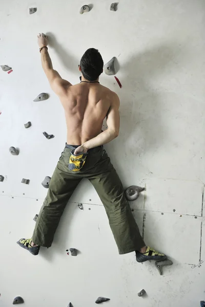 Człowiek ćwiczeń wspinaczki sportowej — Zdjęcie stockowe
