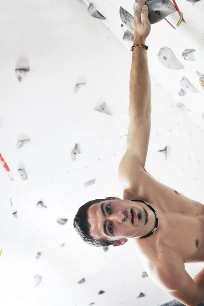 Człowiek ćwiczeń wspinaczki sportowej — Zdjęcie stockowe