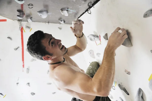 Чоловік займається спортом скелелазіння — стокове фото
