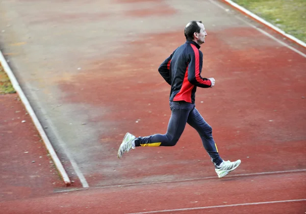 Взрослый мужчина бегает по легкой атлетике — стоковое фото