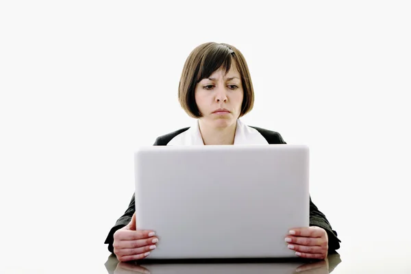 在笔记本电脑上工作的女商人 — 图库照片
