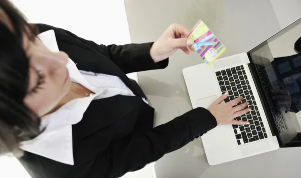 Geschäftsfrau macht Online-Geldtransaktion — Stockfoto