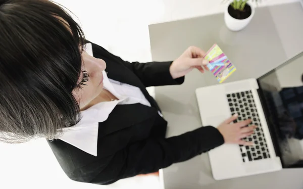 Mulher de negócios fazendo transação de dinheiro online — Fotografia de Stock
