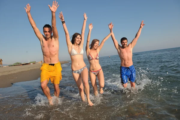 Grupo feliz divertirse y correr en la playa — Foto de Stock