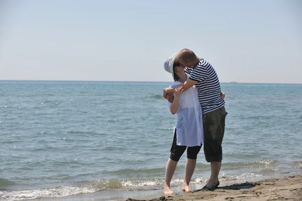 Lykkelige unge par have det sjovt på stranden - Stock-foto