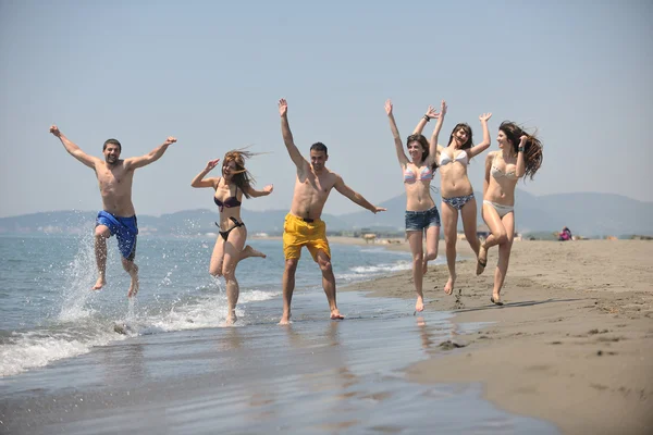 Mutlu grup var eğlenceli ve çalışan kumsalda — Stok fotoğraf