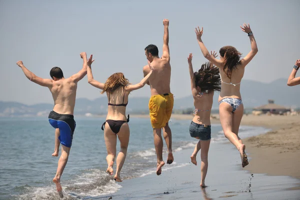 Buon gruppo divertirsi e correre sulla spiaggia — Foto Stock