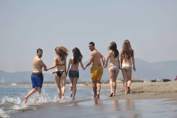 Ευτυχισμένη ομάδα έχουν τη διασκέδαση και να λειτουργήσει στην παραλία — Φωτογραφία Αρχείου