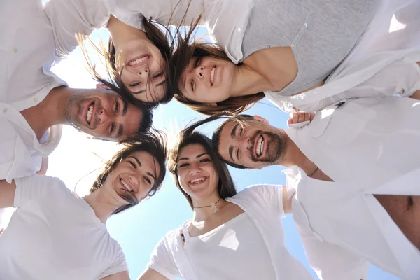 Gruppo di giovani felici in cerchio in spiaggia — Foto Stock