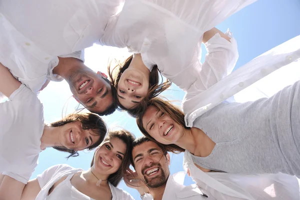 Grupo de jóvenes felices en círculo en la playa —  Fotos de Stock