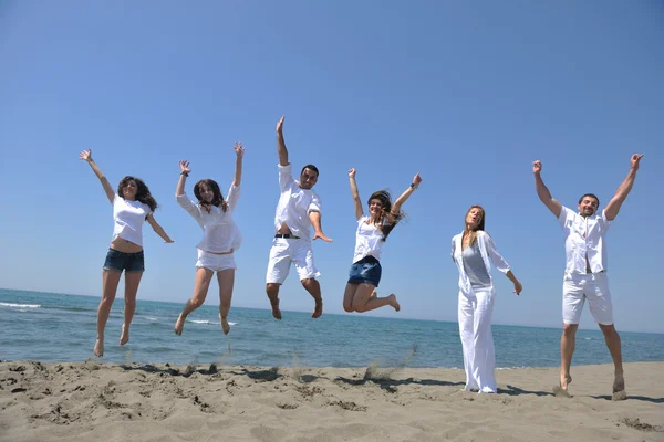 Grupo feliz divertirse y correr en la playa —  Fotos de Stock