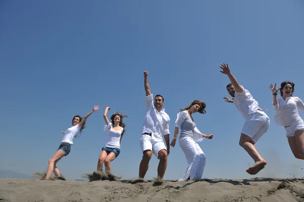 Щаслива група розважається і бігає на пляжі — стокове фото