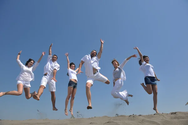 해변에서 재미와 실행을 행복 한 그룹 — 스톡 사진
