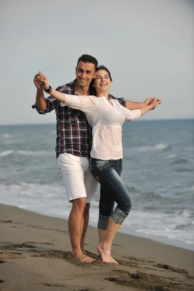 Ευτυχισμένο νεαρό ζευγάρι διασκεδάστε στην παραλία — Φωτογραφία Αρχείου
