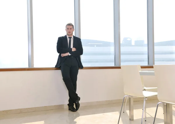 会議室で単独で若いビジネス男 — ストック写真