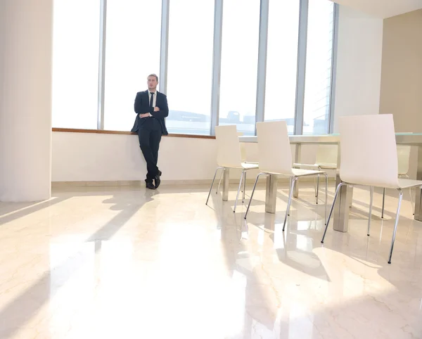 Unga företag man ensam i konferensrum — Stockfoto