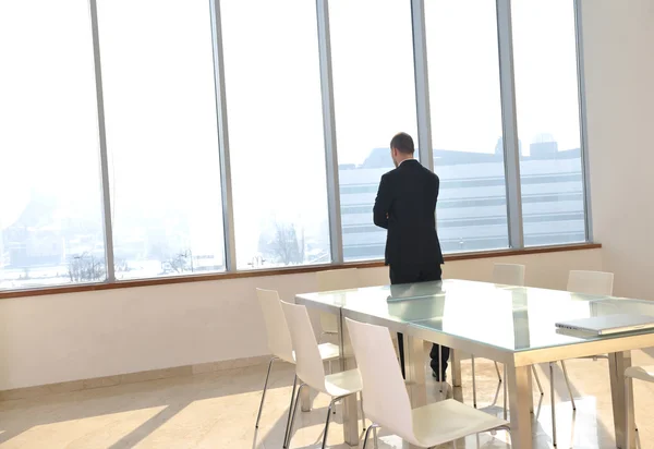 Молодой бизнесмен один в конференц-зале — стоковое фото