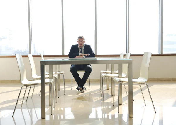 Junger Geschäftsmann allein im Konferenzraum — Stockfoto